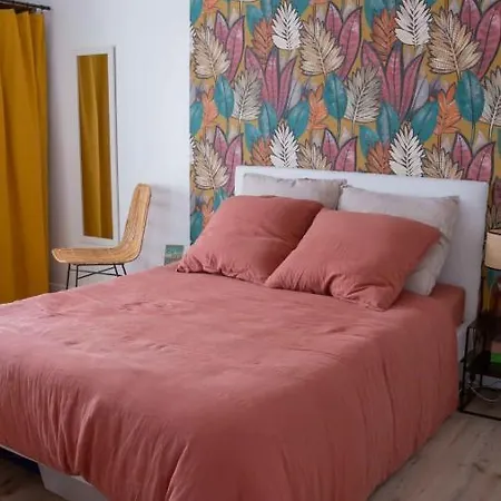 Апартаменты Nice Bright Apt Near Quai Des Chartrons Бордо