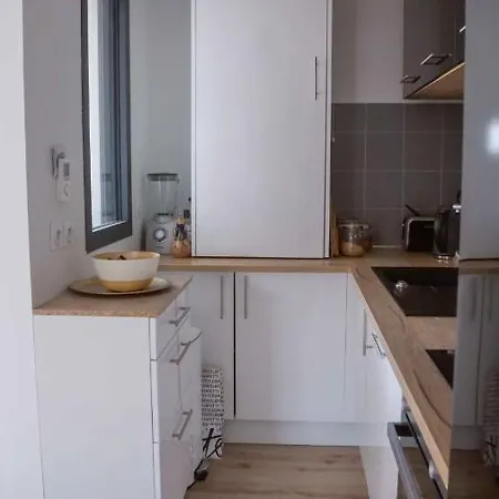 Апартаменты Nice Bright Apt Near Quai Des Chartrons Бордо